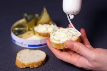 Peste 50% din doza zilnică de sare recomandată unui adult în 100g de brânză topită