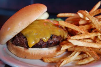 Cheeseburgerii din restaurantele fast-food au în medie 15 E-uri