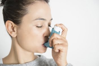 Coronavirusul și persoanele cu astm
