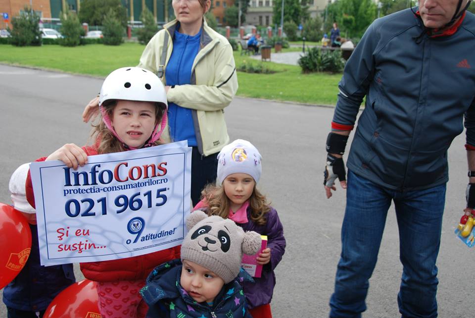 Reprezentantii InfoCons au fost prezenti in Parcul Tractorul din Brasov si au oferit premii participantiilor la diferite activitati InfoCons - Protectia Consumatorilor - Protectia Consumatorului - Reprezentantii InfoCons au fost prezenti in Parcul Tractorul din Brasov si au oferit premii participantiilor la diferite activitati