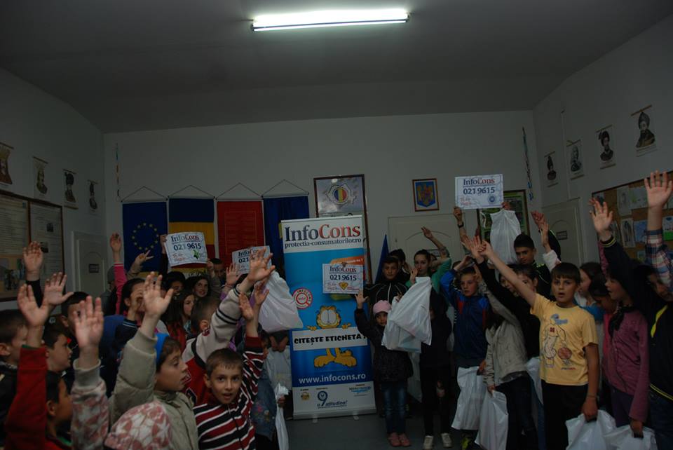 Reprezentantii InfoCons au oferit diverse produse copiilor din Scoala Generala si Gradinita din Moeciu de Sus, judetul Brasov InfoCons - Protectia Consumatorilor - Protectia Consumatorului - Reprezentantii InfoCons au oferit diverse produse copiilor din Scoala Generala si Gradinita din Moeciu de Sus, judetul Brasov