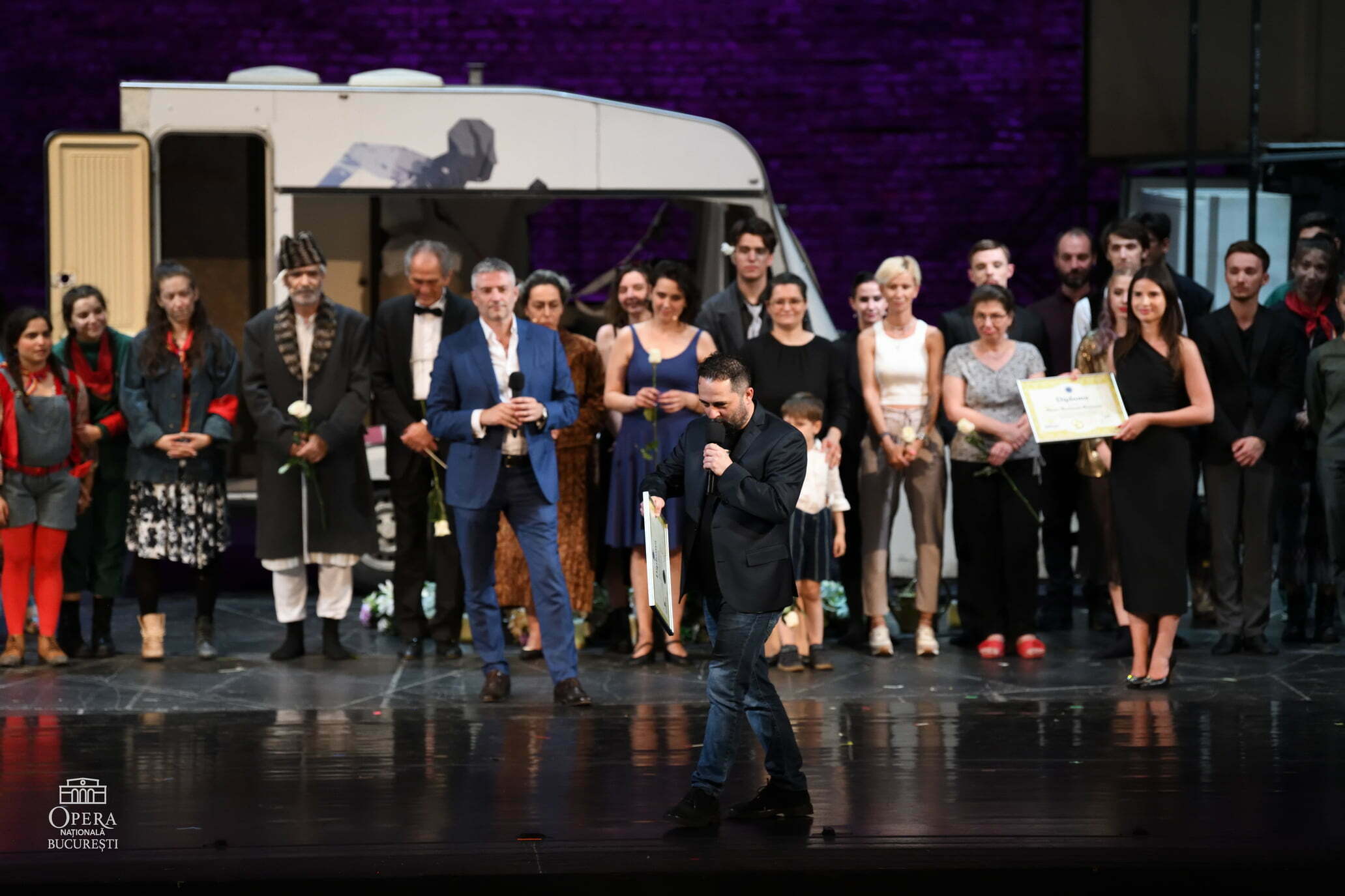 InfoCons în parteneriat cu Opera Națională București a lansat „La Piață & Revuluția” – Primul spectacol de Operă și Balet realizat cu decor din materiale reciclate
