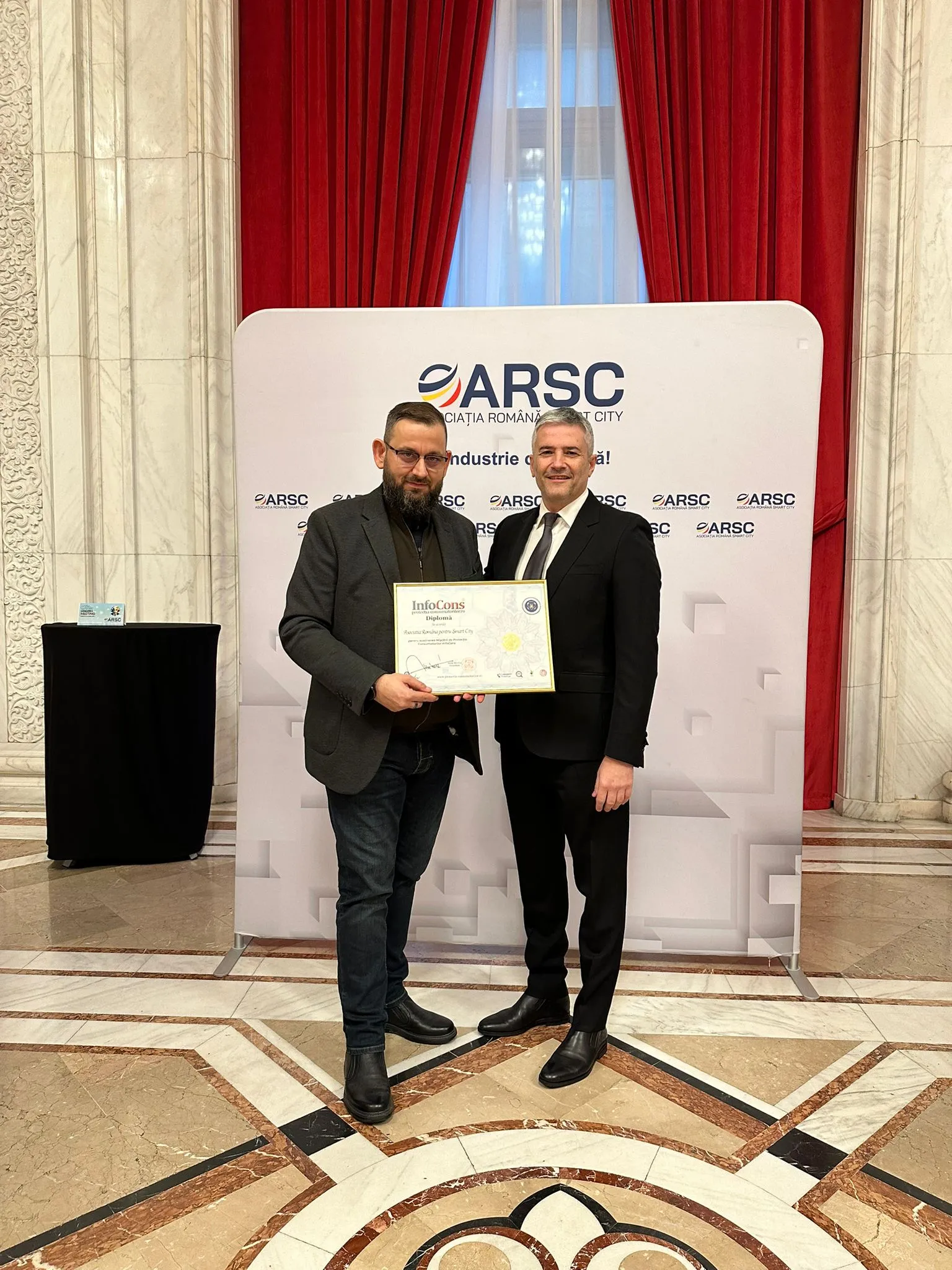 Președintele InfoCons, Sorin Mierlea, a acordat o diplomă Presedintelui ARSC , Eduard Dumitrascu