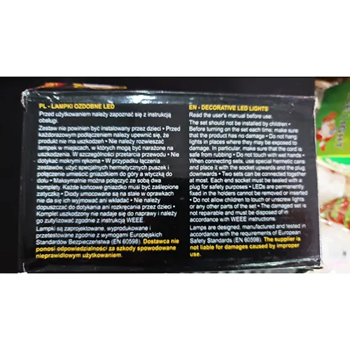 Lanțul de iluminat cu 170 de LED-uri albastre, neînlocuibile și o priză care permite extinderea cu membri suplimentari.