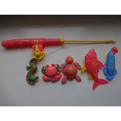 Set de jucării de pescuit care include animale marine de diferite culori (țestoasă, cal de mare, crab, rechin, pește) și o tijă cu un cârlig atașat la sfoară cu un magnet.