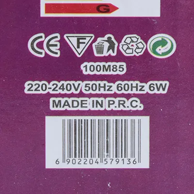 Lanțul de iluminat cu 100 de LED-uri roșii, neînlocuibile și o unitate intermitentă.