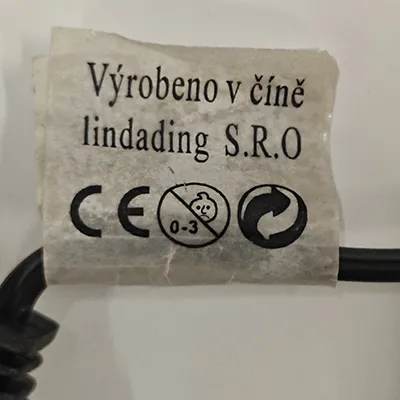 Un lanț de iluminat de culoare verde destinat conectării reciproce, care conține 50 de LED-uri de surse de lumină neînlocuibile. Produsul este vândut cu un dispozitiv pentru schimbarea modurilor de iluminare.