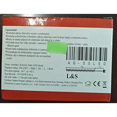 Un lanț de iluminat de culoare neagră, care conține 50 de LED-uri de surse de lumină neînlocuibile. Produsul este vândut cu un dispozitiv pentru schimbarea modurilor de iluminare.