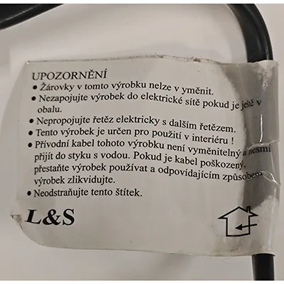 Un lanț de iluminat de culoare neagră, care conține 50 de LED-uri de surse de lumină neînlocuibile. Produsul este vândut cu un dispozitiv pentru schimbarea modurilor de iluminare.