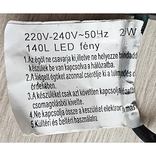 Un lanț de iluminat de culoare verde destinat conectării reciproce, care conține 140 de surse de lumină LED neînlocuibile. Produsul este vândut cu un dispozitiv pentru schimbarea modurilor de iluminare.