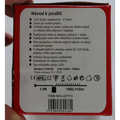 Lanțul de iluminat de culoare verde, care conține 100 de LED-uri de surse de lumină neînlocuibile. Produsul este vândut cu un dispozitiv pentru schimbarea iluminatului.