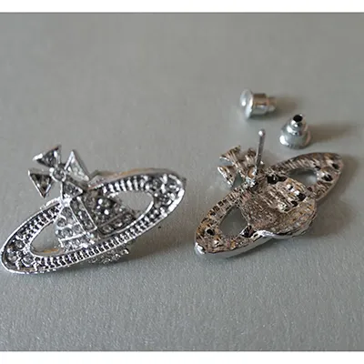 Set de colier și brățară cu margele albe și pandantive cu temă planetară. Produs vândut online, în special prin Amazon (ASIN: B0C742JLRC).