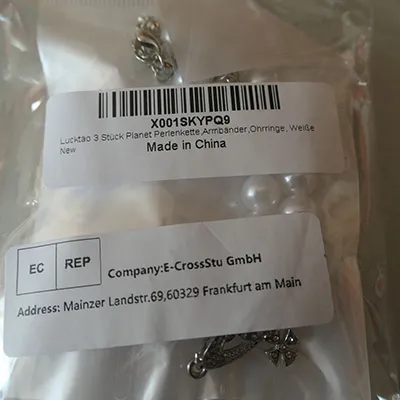 Set de colier și brățară cu margele albe și pandantive cu temă planetară. Produs vândut online, în special prin Amazon (ASIN: B0C742JLRC).