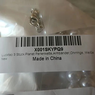 Set de colier și brățară cu margele albe și pandantive cu temă planetară. Produs vândut online, în special prin Amazon (ASIN: B0C742JLRC).