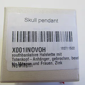 Lanț de culoare argintie cu pandantiv gri cu craniu spart. Produs vândut online, în special prin Amazon (ASIN: B09SCVBC4G).