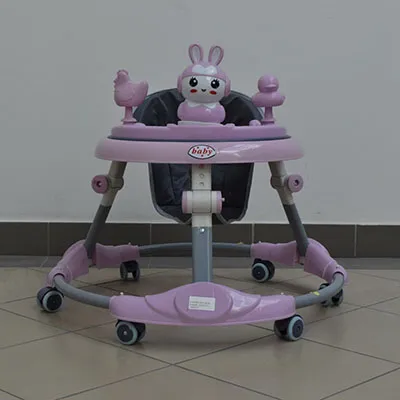 Un baby walker muzical roz și alb, realizat din piese din plastic și metal. Cuvântul 