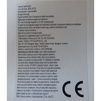 Set de o rață mare și trei rațe mici galbene ambalate într-o pungă de plastic transparentă cu etichetă de carton. Pe fundul unei rațe există un element de producere a sunetului care este activat atunci când jucăria este stoarsă.