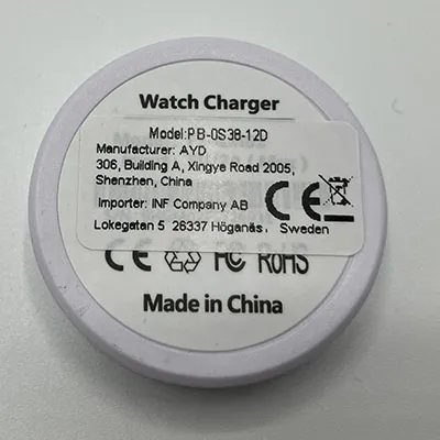 Placă de încărcare albă cu cablu de conectare USB/USB-C. Destinat pentru smartwatch-uri.