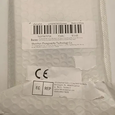 Smartwatch cu cablu de încărcare. Produs vândut online, în special prin intermediul AliExpress.