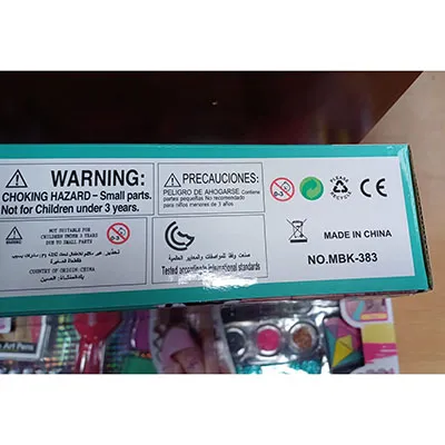 Set de jucării pentru decorarea unghiilor pentru copii care conține lacuri de unghii, fișiere și sclipici sub formă de pulbere.