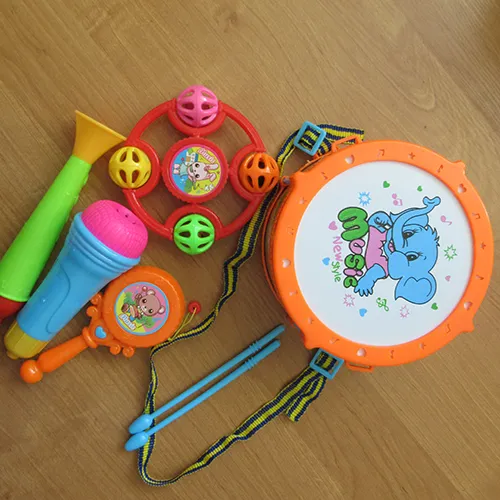 Set de instrumente muzicale de jucărie din plastic.