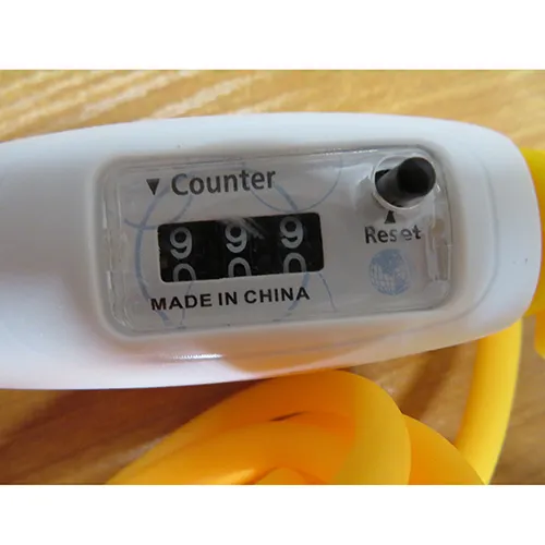 Frânghie de sărituri cu un contor, realizat dintr-un material plastic.