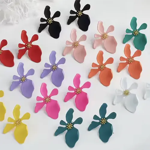 Cercei în formă de floare, de diferite culori, făcuți din metal.