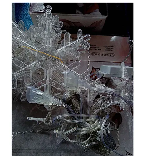 Lanțul de iluminat cu stele din plastic și fulgi de zăpadă cusute în diferite dimensiuni, inclusiv un cronometru.