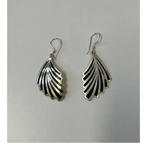 Cercei agățați de culoare argintie și neagră.