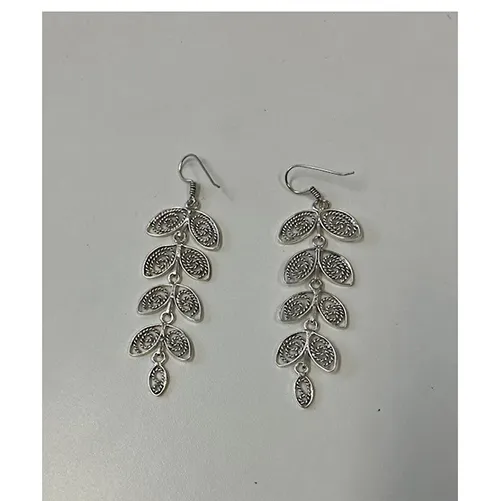 Cercei agățați de culoare argintie.