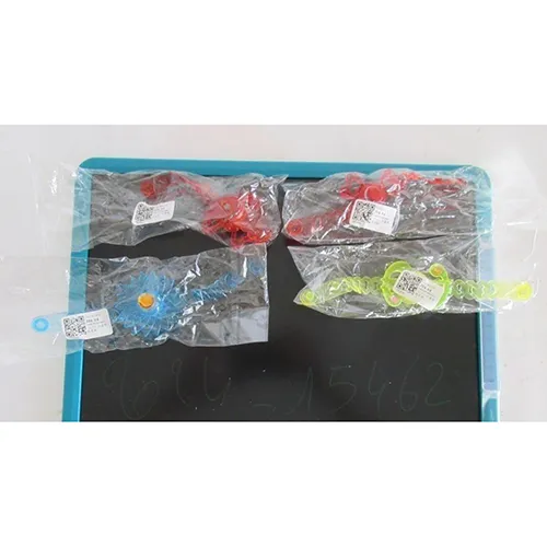 Patru ceasuri din elastomeri cu decorațiuni din plastic se aprind folosind un buton sub ceas. Culorile ceasurilor: două roșii, unul galben, unul albastru. Produs vândut online, în special prin intermediul Wish (identificator unic: 62554a2eccc05f968a8bcf12).