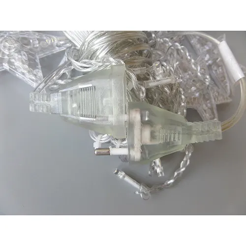 Lanțul de iluminat pentru utilizare în interior cu 140 de LED-uri neînlocuibile în formă de stele.