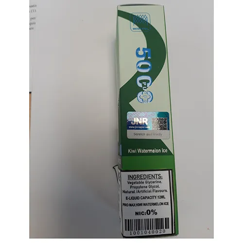 O țigară electronică verde de unică folosință într-un înveliș de plastic