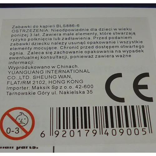 Păpușă într-o cadă cu accesorii de baie, toate elementele sunt realizate din plastic.
