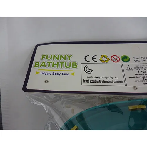 Păpușă într-o cadă cu accesorii de baie, toate elementele sunt realizate din plastic.