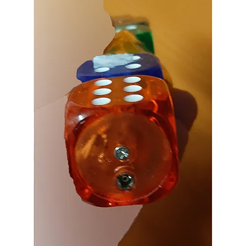 Brichetă alcătuită din cinci cuburi stivuite unul peste altul. Unul dintre cuburile exterioare este de culoare argintie, are un buton de operare (partea brichetei care este apăsată pentru a activa mecanismul de aprindere), iar apăsarea butonului va provoca o flacără.