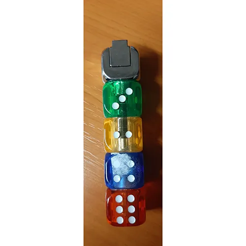 Brichetă alcătuită din cinci cuburi stivuite unul peste altul. Unul dintre cuburile exterioare este de culoare argintie, are un buton de operare (partea brichetei care este apăsată pentru a activa mecanismul de aprindere), iar apăsarea butonului va provoca o flacără.