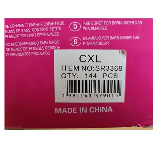 Păpușă cu păr lung și colorat, fustă din dantelă cu mărgele din plastic, corset din plastic colorat, perle din plastic pe g&acirc;t și aripioare de pește. Produsul include, de asemenea, un delfin din plastic &icirc;n roz sau albastru, o perie de păr, cochilii, scoici și o stea de mare. Dimensiune: 39 cm.