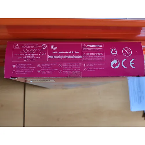 Păpușă cu păr lung și colorat, fustă din dantelă cu mărgele din plastic, corset din plastic colorat, perle din plastic pe g&acirc;t și aripioare de pește. Produsul include, de asemenea, un delfin din plastic &icirc;n roz sau albastru, o perie de păr, cochilii, scoici și o stea de mare. Dimensiune: 39 cm.