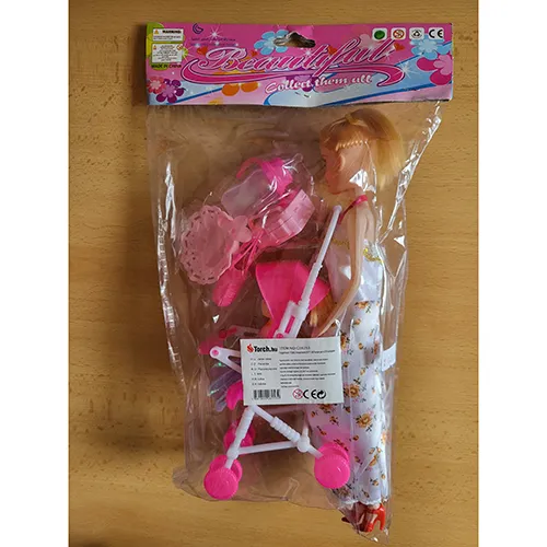 Păpușă din plastic de 26 cm cu păr într-o coadă de cal într-o rochie cu flori și accesorii din plastic și pantofi roșii.