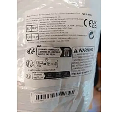 Jucărie moale, în formă de ursuleț de pluș din poliester cu papion, în mai multe culori. Sunt vizate toate loturile. Produs vândut online, în special prin intermediul Temu (identificator unic de produs: 601099546642677).