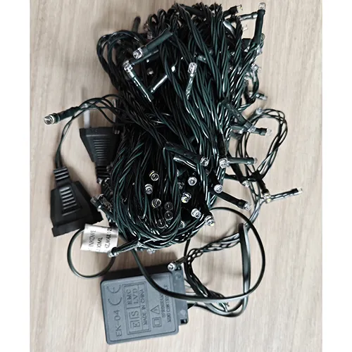 Lanțul de iluminat cu 200 de surse de lumină LED neînlocuibile și un dispozitiv pentru schimbarea modurilor de iluminare. Produs vândut online, în special prin intermediul Allegro.