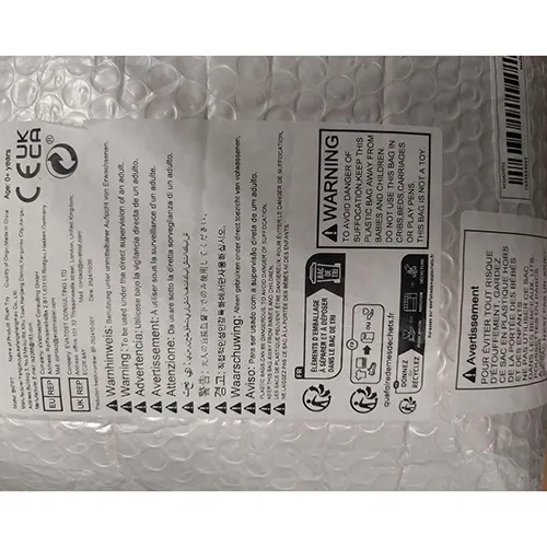 Jucărie moale reprezentând un urs cu o panglică textilă din satin verde în jurul gâtului. Toate loturile sunt afectate. Produs vândut online, în special prin intermediul Temu.