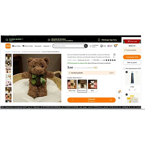 Jucărie moale reprezentând un urs cu o panglică textilă din satin verde în jurul gâtului. Toate loturile sunt afectate. Produs vândut online, în special prin intermediul Temu.