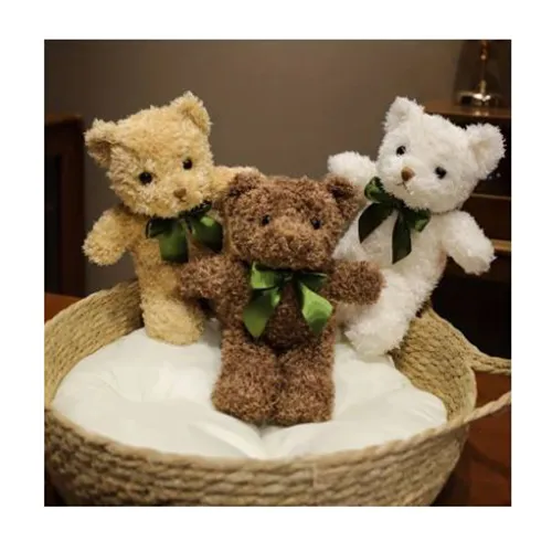 Jucărie moale reprezentând un urs cu o panglică textilă din satin verde în jurul gâtului. Toate loturile sunt afectate. Produs vândut online, în special prin intermediul Temu.