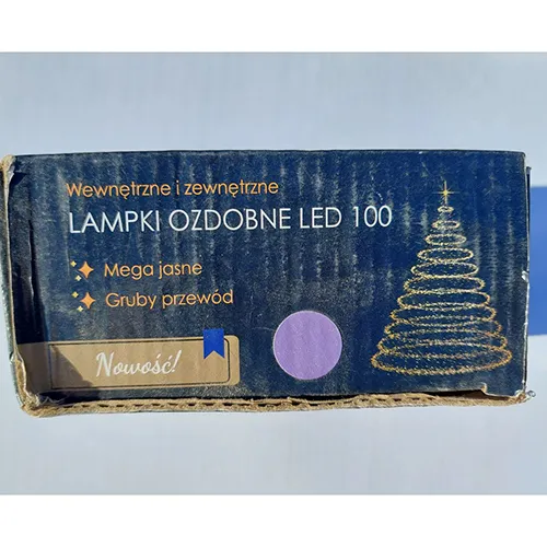 Lanț de iluminat cu 88 de bucăți de LED-uri violet, sârmă izolată verde și unitate de control.