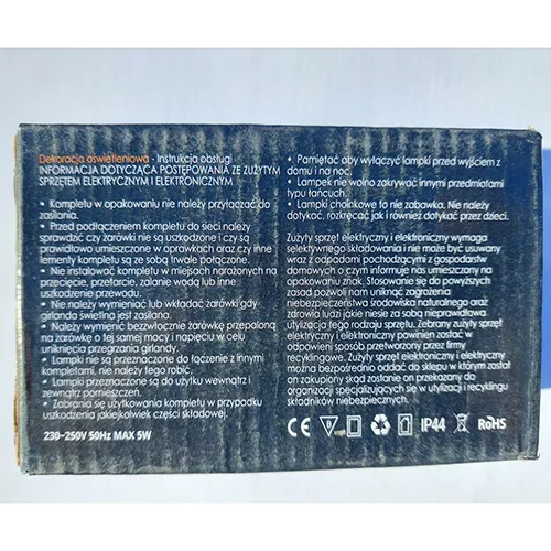 Lanț de iluminat cu 88 de bucăți de LED-uri violet, sârmă izolată verde și unitate de control.