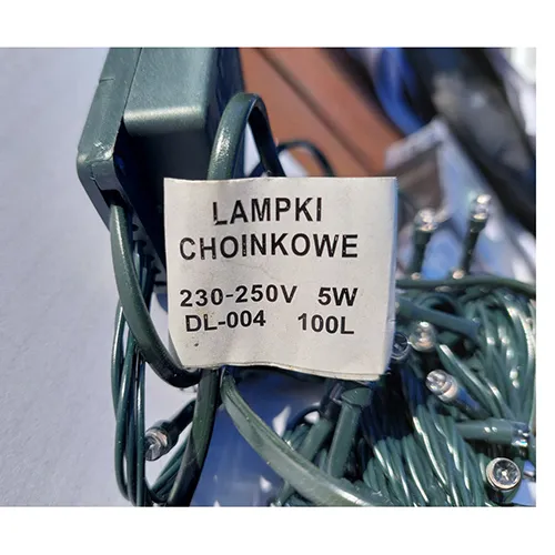 Lanț de iluminat cu 88 de bucăți de LED-uri violet, sârmă izolată verde și unitate de control.