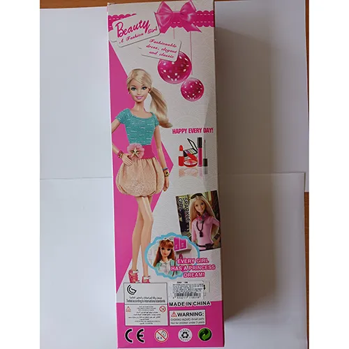 Păpușă din plastic moale și dur, cu păr blond lung, purtând pantofi și o rochie cu buline albe și roșii.