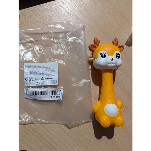 Zornăitoare de jucărie în formă de girafă. Produs vândut online, în special prin intermediul SHEIN (identificator unic de produs: 2405252168172267). Fabricat la 28.1.2025. Alt identificator: PB2504080215581